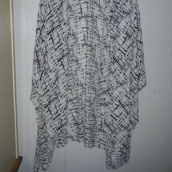 Kimono style loose fit black and white cardigan - Picture 3 of 4